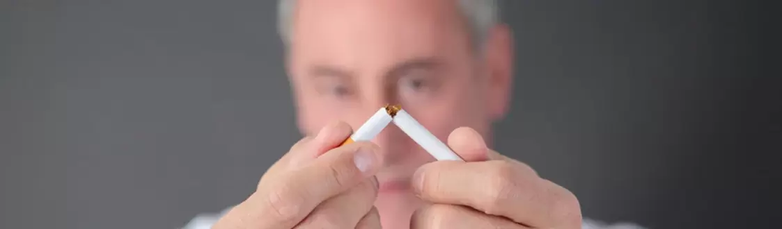 O home rompe un cigarro